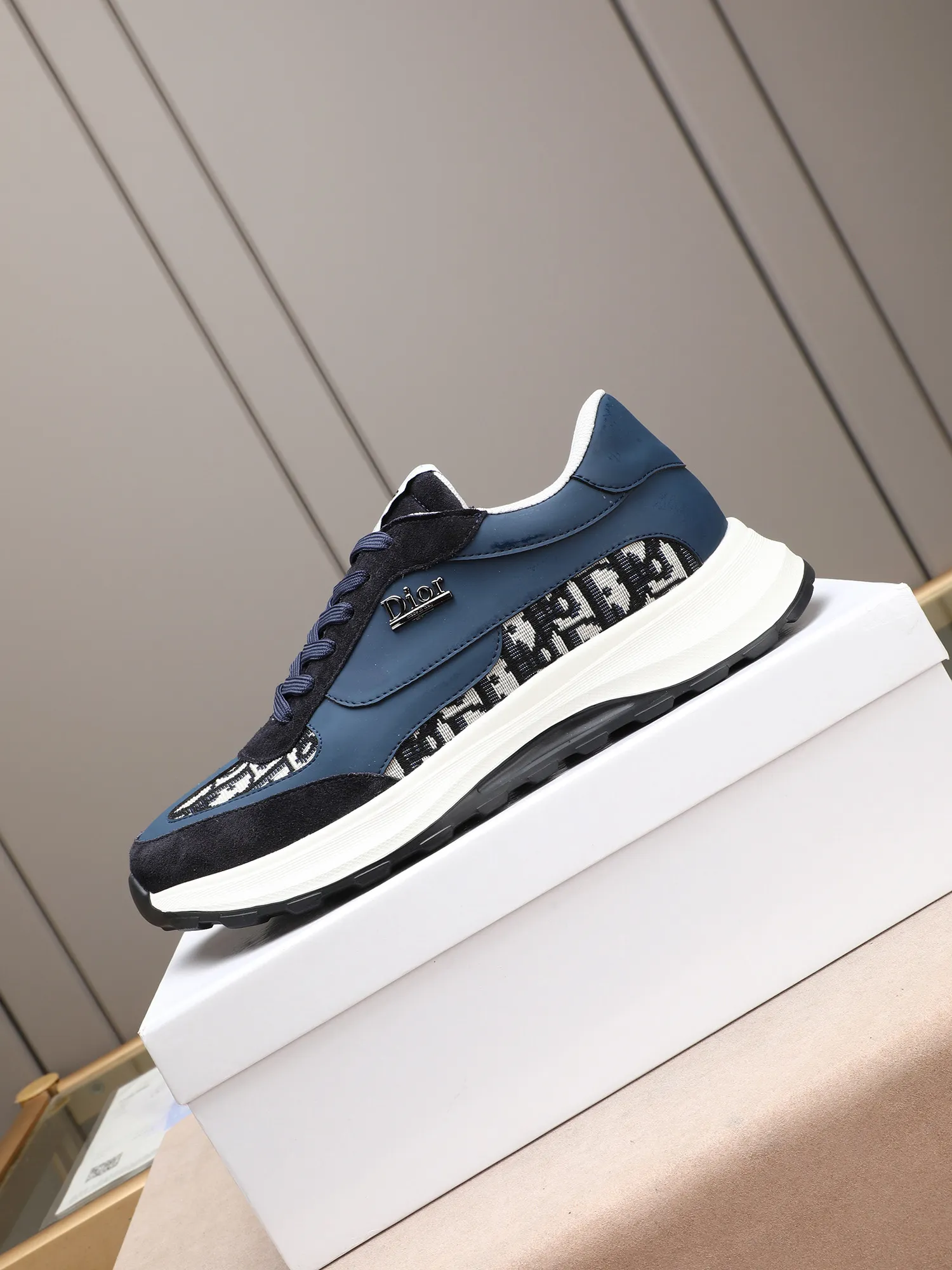 Men's shoes 💰P460 Dior's avant-garde and versatile fashionable men's shoes are privately modeled, calfskin stitched with Dior's special waterproof fabric, fashionable, simple, elegant, trendy, eye-catching, and pursuing class. It will subvert old ideas and be a must-have for fashionistas who want to spend time with you! Must keep it for yourself! High-end comfort but low-end, high-end quality workmanship. Code number: 38-44 (45 customized) 3 colors for your choice [kiss][kiss][kiss]